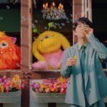 Gen Hoshino Instagram - 「喜劇」のMVがYouTube で公開されました。自分にとって家族ってなんだろう？って考えながら作った曲です。ぜひ2億回聴いてください。 感想はここへのコメントや #星野源喜劇 へ！待ってます！ The music video for “Comedy” is out now. I wrote this song while thinking about what “family” means to me. Feel free to listen to it 200 million times. 「喜劇」的MV公開了。這是一邊思想對於自己”家族” 的意思是什麼? 所作出來的歌曲。請一定要聽2億次喔。 『희극』의 뮤직비디오가 공개됐습니다. 내게 가족이란 무엇이라? 를 생각하면서 만든 곡입니다.꼭 2억번씩 들어주세요. #GenHoshino #Comedy #星野源