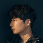 Gen Hoshino Instagram - 新曲「喜劇」が、今週木曜の深夜12時から各DL&ストリーミングサイトにて配信決定しました。もうすぐです。土曜の『SPY×FAMILY』初回放送に先駆けてのリリースなので、ぜひ沢山聴いていただき、第一話のどのシーンで「喜劇」が流れるのか "わくわく" していただければ幸いです。 そして、これが新しいアーティスト写真です。 よろしく。 イヤーカフ着けるのって楽しいですね。写ってないけどネイルをするのもとても楽しい。 #星野源喜劇 #SPY_FAMILY #スパイファミリー #星野源 I shot a new promo photo. My new song “Comedy” will be released in 3 days. The anime “SPY×FAMILY,” which has this song as its ending theme, will also start airing this weekend. I am so excited. Don’t miss it. #Comedy #GenHoshino 拍了新的宣傳照。 再3天新歌「喜劇」就會公開了。 這首電視動畫『SPY×FAMILY』的片尾主題曲這週末也會開始播放。很期待。一定要看哦。 새로운 프로필 사진을 찍었어요. 그리고 3일 후 신곡 '희극'이 발매됩니다. 이 곡이 엔딩 주제가인 애니메이션 [SPY×FAMILY] 도 이번 주말부터 방송시작합니다. 너무 기대됩니다. 꼭 봐주세요.