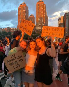 Genevieve Hannelius Instagram - It’s all unacceptable and reprehensible. But it felt good to be surrounded by people turning their anger into activism and solidarity. Marching through the streets together reminded me of our collective power and inherent goodness. We are in desperate need of more love in this world. Abortion resources are on the last slide. Washington Square Park