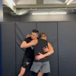 Georges St-Pierre Instagram – Une petite technique qui pourrait s’avérer utile si vous vous entraînez en MMA.
A little technique that could prove useful if you train in MMA.
OSU! 🥋 Montreal, Quebec