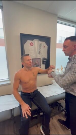 Georges St-Pierre Instagram - J’expose ma faiblesse au monde🤕 car il n’y en aura plus.💪