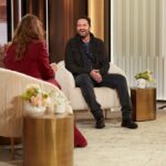 Gerard Butler Instagram - A wee bit of home at @TheDrewBarrymoreShow 🏴󠁧󠁢󠁳󠁣󠁴󠁿 Next time I’ll have to make sure I get the dress code memo! Thanks for having me on to talk about #PlaneMovie @drewbarrymore!