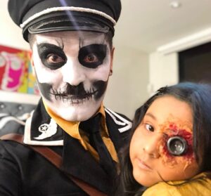 Gerly Hassam Instagram - En esta casa disfrazarse es más que una tradición, una forma de vida. 😝😝😝
Y el de esta noche no decepcionará. 😍😍 #halloween