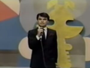 Gerly Hassam Instagram - Viernes de plancha!!
Hoy le corresponde al divo de Juárez: 
Juan Gabriel (Alberto Aguilera Valadez) que además de muchas canciones de este género romántico, interpretó rancheras en un ámbito donde los prejuicios y estigmas jamás pudieron opacar su talento. 
Más de 2000 composiciones y cerca de 
150 millones de discos vendidos lo consolidan como uno de los artistas más exitosos. 
Donde quiera que lo pongan y digan lo que digan Juan Gabriel fue y será un icono de la música hispana. 
Les dejo en mi concepto 10 de sus baladas más bellas, faltan demasiadas, pero cómo es mi instagram pongo las que más me gustan. 😝😝 
Finalizando con la favorita de mi mamá, Lucia a quien se la alcancé a cantar antes de verla partir. 
Esta publicación es especial por que a través de estos temas la recuerdo mucho. 
Y si leíste hasta acá y eres amante de la plancha te tengo una noticia espectacular !!🤭🤭🤭
Que viva la buena música. 
1. He venido a pedirte perdón
2. Siempre en mi mente 
3. María José 
4. Aunque te enamores 
5. Mi fracaso 
6. Con tu amor 
7. No nací para amar
8. Si quieres
9. Querida
10. Te lo pido por favor.