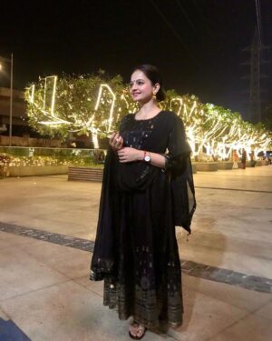 Giaa Manek Instagram - 🪔 Let the spirit of light elevate you above the darkness of Pandemic.Light up responsibly 🪔. 
.
.
.
#diwali #love #light #peace #joy #auspiciousness #gratitude