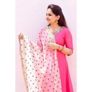 Giaa Manek Instagram - Trust the magic of new beginnings💫

.
.
.
Outfit : @nidhikurda 💖