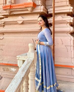 Giaa Manek Instagram - Be the right person first before trying to find your right one .
.
.
.
#thursday #throwbackthursday #tbt