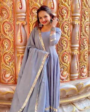 Giaa Manek Instagram - Be the right person first before trying to find your right one .
.
.
.
#thursday #throwbackthursday #tbt