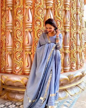 Giaa Manek Instagram - Be the right person first before trying to find your right one .
.
.
.
#thursday #throwbackthursday #tbt