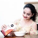 Giaa Manek Instagram - Thankgod for the new @rawpressery Dates Almond Milk👆Now I am in love with my breakfast everyday ! . . . #healthymornings #healthystart #dailybreakfastcompanion 🥣 🥛