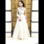 Giaa Manek Instagram - Your #dreams are #beautiful ..#shine brighter this #festive season and #chase your #dreams ! Thank you @guruchoudhary @debinabon @shreyaaroy and @ravitej.p for an amazing evening , I had a blast ! Wearing : @labelshian Styling : @shailjaanand 😘@shailshricouture #diwali #fun #friends #love #gratitude