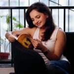 Giaa Manek Instagram - .....giving me company 😊.