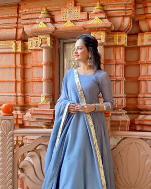 Giaa Manek Instagram - Be the right person first before trying to find your right one .
.
.
.
#thursday #throwbackthursday #tbt