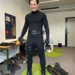 Giacomo Gianniotti Instagram - Colgo questa occasione per condividere con voi un po di “Backstage” delle riprese del mio primo Diabolik. Tante emozioni rivedendo queste foto, sembra una vita fa. 1. Facendo prove con la bravissima @gegedecarolis provando ad “azzeccare” la tuta nera. Ci ha voluto tante prove e le sarte erano fantastiche. 2. Con il maestro @sestival “Stivaletti”, che ha creato la maschera di Diabolik fatto dí lattice aderente. Anche li, tante prove. 3. La prima volta che ho visto la Jaguar E-Type. Love at first sight 🥰 4. Il Delta Plano dal colpo iniziale del film, gli artisti e artigiani su questo film sono troppi da menzionare e vedere la loro arte sul set ogni giorno era una gioia 🤩. 5. Alla fine del film Vedi Diabolik con delle bende in torno al corpo. Il disegno e stato strappato propio dal fumetto. Ho chiesto che lo volevo identico! 6. Da quando ho preso il ruolo, ogni mattina, dopo palestra, lanciavo il pugnale di Diabolik, e anche altri coltelli. Per sentirmi piu vicino a lui e a prepararmi per le cose che mi sarebbero state chieste. 7. Un video gratuito della Jaguar perche… beh perche no? 😍. Spero che vi e piaciuto guardare un po “dietro la tenda” del nostro film. E condividerò altro fra poco. In tanto, ANDATE AL CINEMA 🍿 Per vedere “DIABOLIK - GINKO ALL’ATTACO. Un grande bacio a tutti! - 🥷🏻 🖤 @diabolikfilm @mmanetti @01distribution @rai_cinema @mirimeo Clerville