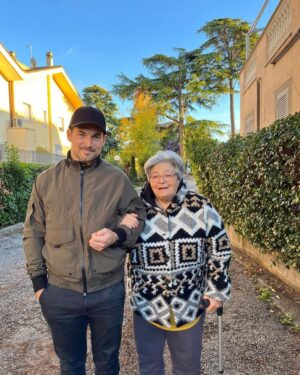 Giacomo Gianniotti Instagram - Tanti Auguri Nonna, dentro e fuori, sei sempre stata bella come il sole ☀️. 

Happy Birthday Nonna, inside and out you have always been as beautiful as the sun ☀️