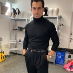 Giacomo Gianniotti Instagram - Diabolik - Ginko All’Attacco e ancora al cinema. Avete visto? E che cosa aspettate? Come promesso ecco ancora un po di “backstage” del film per eccitarvi e mandarvi al cinema questo weekend 🍿 🎥. 1. Diabolik e Eva 🥷🏻 ❤️- No Comment 2. La porta in cui quando andavo oltre, diventavo Diabolik. 3. Un po del incredible lavoro di @nayo_o su tutti I dettagli del rifugio di Diabolik e I suoi gadget Diabolici. 4. I Manetti Bros. In “Manetti Mode” 🎬 5. Valerio Mastandrea quando gli chiesi di “fare una faccia seria, che fai sempre ridere”. 😂 6. Il look finale di Diabolik. Realizzato da @lucapompozzi @francescalodoli58 e @gegedecarolis 7. Lo stunt woman di @mirimeo che si ha tuffata nel fiume gelato di Dicembre. Bravissima 👏🏽 8. Un tramonto 🌅 Stupendo nella Slovenia dove abbiamo girato la fine del film. 9. La prova iniziale del deltaplano. 10. Il prodotto finale del deltaplano. Spero che apprezzate queste backstage che faccio per voi, e spero tanto che mi ringraziate andando al cinema questo weekend. Grazie a tutti che avete gia visto il film. Vi amo, vi abbraccio. Buon Weekend! @diabolikfilm #diabolik #diabolikfan Bologna, Italy