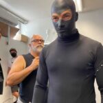 Giacomo Gianniotti Instagram - Colgo questa occasione per condividere con voi un po di “Backstage” delle riprese del mio primo Diabolik. Tante emozioni rivedendo queste foto, sembra una vita fa. 1. Facendo prove con la bravissima @gegedecarolis provando ad “azzeccare” la tuta nera. Ci ha voluto tante prove e le sarte erano fantastiche. 2. Con il maestro @sestival “Stivaletti”, che ha creato la maschera di Diabolik fatto dí lattice aderente. Anche li, tante prove. 3. La prima volta che ho visto la Jaguar E-Type. Love at first sight 🥰 4. Il Delta Plano dal colpo iniziale del film, gli artisti e artigiani su questo film sono troppi da menzionare e vedere la loro arte sul set ogni giorno era una gioia 🤩. 5. Alla fine del film Vedi Diabolik con delle bende in torno al corpo. Il disegno e stato strappato propio dal fumetto. Ho chiesto che lo volevo identico! 6. Da quando ho preso il ruolo, ogni mattina, dopo palestra, lanciavo il pugnale di Diabolik, e anche altri coltelli. Per sentirmi piu vicino a lui e a prepararmi per le cose che mi sarebbero state chieste. 7. Un video gratuito della Jaguar perche… beh perche no? 😍. Spero che vi e piaciuto guardare un po “dietro la tenda” del nostro film. E condividerò altro fra poco. In tanto, ANDATE AL CINEMA 🍿 Per vedere “DIABOLIK - GINKO ALL’ATTACO. Un grande bacio a tutti! - 🥷🏻 🖤 @diabolikfilm @mmanetti @01distribution @rai_cinema @mirimeo Clerville