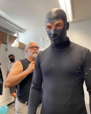 Giacomo Gianniotti Instagram - Colgo questa occasione per condividere con voi un po di “Backstage” delle riprese del mio primo Diabolik. Tante emozioni rivedendo queste foto, sembra una vita fa. 
1. Facendo prove con la bravissima @gegedecarolis provando ad “azzeccare” la tuta nera. Ci ha voluto tante prove e le sarte erano fantastiche. 
2. Con il maestro @sestival “Stivaletti”, che ha creato la maschera di Diabolik fatto dí lattice aderente. Anche li, tante prove. 
3. La prima volta che ho visto la Jaguar E-Type. Love at first sight 🥰 
4. Il Delta Plano dal colpo iniziale del film, gli artisti e artigiani su questo film sono troppi da menzionare e vedere la loro arte sul set ogni giorno era una gioia 🤩. 
5. Alla fine del film Vedi Diabolik con delle bende in torno al corpo. Il disegno e stato strappato propio dal fumetto. Ho chiesto che lo volevo identico!
6. Da quando ho preso il ruolo, ogni mattina, dopo palestra, lanciavo il pugnale di Diabolik, e anche altri coltelli. Per sentirmi piu vicino a lui e a prepararmi per le cose che mi sarebbero state chieste. 
7. Un video gratuito della Jaguar perche… beh perche no? 😍. 

Spero che vi e piaciuto guardare un po “dietro la tenda” del nostro film. E condividerò altro fra poco. In tanto, ANDATE AL CINEMA 🍿 Per vedere “DIABOLIK - GINKO ALL’ATTACO. 

Un grande bacio a tutti! 
- 🥷🏻 🖤 

@diabolikfilm 
@mmanetti 
@01distribution 
@rai_cinema
@mirimeo