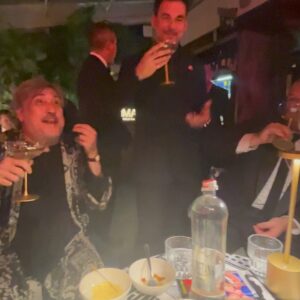Giacomo Gianniotti Instagram - Sono ancora senza parole… Ieri sera era magica. Grazie alla @rinascente per questo evento stupendo per dare gli auguri di 60 anni, a un grande eroe mio e del italia… Diabolik.

Grazie alla @jaguaritalia per farci arrivare al evento da vero “in style” 

Grazie a @fendi per il mio look total black alla Diabolik 🥷🏻 🔪 

Grazie al mio team @do_cinema @mompracemfilm @01distribution @rai_cinema e 

I mei Mitici MANETTI BROS registi stupendi

Grazie a I miei amici stupendi di ieri sera, sai chi siete 😉 

Grazie dal cuore alla mia ForEVA, la mia LION 🦁, @mirimeo non ce altra Eva che te! 🥷🏻🖤👱🏻‍♀️

Grazie al mio cuore @nichole_gianniotti per essere sempre al mio fianco bene o male. 

E grazie grazie grazie, non bastono I grazie, ai fan. Piu di tutti, grazie a voi. Che siete stati ore nella pioggia per partecipare e vederci. Solo perché pioveva non avete visto le mie lacrime, da quanto la vostra passione mi e commossa. Siete I miglior fan al mondo, vi amo e vi aspetto 17 Novembre al Cinema per vedere Diabolik: Ginko All’Attacco. 

Cuore Pieno, Colpo Riuscito 

#womenlifefreedom #iran #mahsaamini
