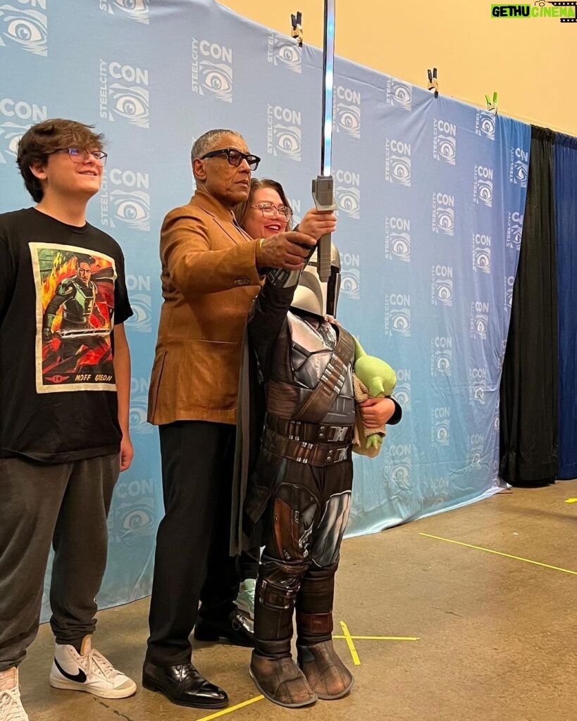 Giancarlo Esposito Instagram - Pittsburg reunion! I got to catch up with these legends, meet so many incredible people, including FaceTiming with a big fan from the pilot house of the boat he’s driving on the Allegheny River… I don’t get to do that often with the busy schedule of #comiccons, but its so fun when it works out! What a time it was at #SteelCityCon!