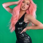 Gigi Lazzarato Instagram - 💚NEW VIDEO🩷 had fun with my greenscreen sharing 24 things you NEED in 2024🤭 link in my bio!