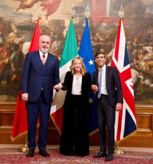 Giorgia Meloni Instagram - Oggi costruttivo incontro a Palazzo Chigi con il Primo Ministro del Regno Unito, Rishi Sunak, e il Primo Ministro della Repubblica di Albania, Edi Rama. 
Insieme abbiamo convenuto sulla necessità di affrontare in modo sempre più strutturato l’immigrazione illegale verso l’Europa e sulla necessità di intensificare ulteriormente la collaborazione tra le nostre Nazioni a contrasto dei trafficanti di esseri umani.
Abbiamo anche ribadito l’importanza di giungere ad una definitiva stabilizzazione dei Balcani occidentali, anche sulla base dei passi avanti recentemente compiuti nel processo di allargamento alla regione dell’Unione Europea.