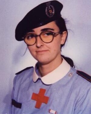 Giorgia Meloni Instagram - Nel trentesimo anniversario dalla sua scomparsa, desidero ricordare il sacrificio e il coraggio di Maria Cristina Luinetti, giovane donna appartenente al Corpo Infermiere Volontarie della Croce Rossa Italiana.

Perse la vita a Mogadiscio, il 9 dicembre 1993, mentre cercava di impedire ad un uomo armato di entrare nell’ospedale in cui prestava servizio, incarnando fino all’ultimo il motto “Ama, conforta, lavora e salva”. 

Fu la prima italiana a cadere in missione di pace all’estero. Nel suo nome, e nei valori di eroismo e altruismo, non dimentichiamo.