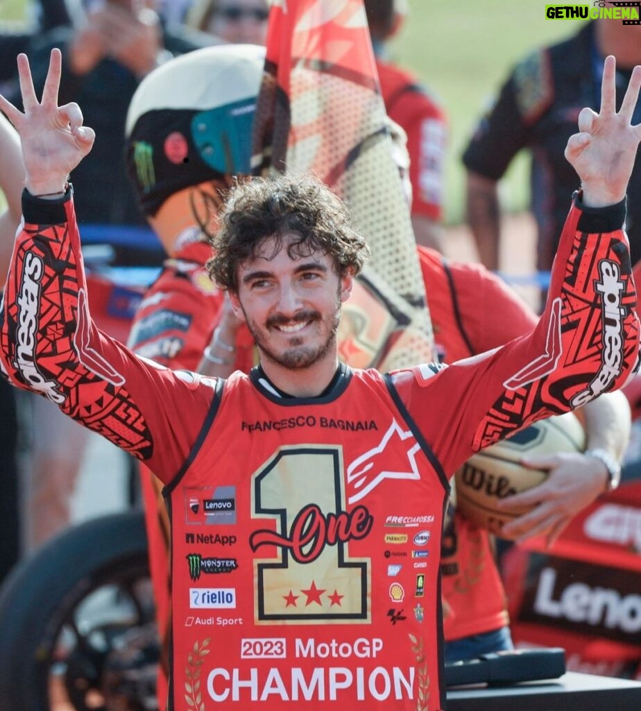 Giorgia Meloni Instagram - Straordinario Francesco Bagnaia che vince a Valencia e si conferma Campione del mondo della MotoGP per il secondo anno consecutivo con la sua Ducati. Grandissimo “Pecco”, anche quest’anno ci hai fatto sognare. Orgoglio italiano 🇮🇹