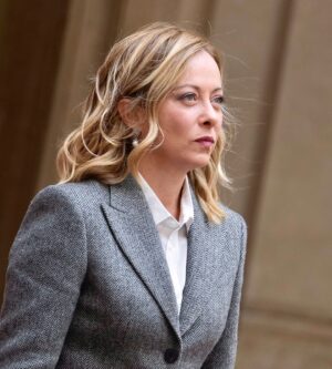 Giorgia Meloni Instagram - Orgogliosa dell’importante “pacchetto sicurezza” approvato oggi in Consiglio dei Ministri. 

Tra le iniziative più rilevanti:

✅ Più tutele per le Forze dell’Ordine. 
✅ Contrasto alle occupazioni abusive con procedure “lampo” per la liberazione degli immobili e l’introduzione di un nuovo delitto che prevede la reclusione da 2 a 7 anni contro gli occupanti abusivi. 
✅ Stretta sulle truffe commesse ai danni degli anziani e delle persone più fragili, con un aumento della pena di reclusione da 2 a 6 anni per il reato di truffa aggravata.
✅ Misure specifiche anti-borseggio e contro chi impiega i minori nell’accattonaggio, in particolare nelle metro e nelle stazioni.
✅ Introduzione di un nuovo reato per punire chi partecipa e/o organizza rivolte nelle carceri.
✅ Stretta contro i blocchi stradali, fenomeni che si stanno moltiplicando e che creano enormi disagi ai cittadini, verso chi impedisce la libera circolazione su strada ordinaria, ostruendo la stessa con il proprio corpo.
