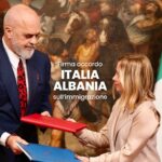 Giorgia Meloni Instagram - Italia e Albania oggi firmano un importante protocollo d’intesa che si pone gli obiettivi di contrastare il traffico di esseri umani e prevenire i flussi migratori irregolari. Uno storico accordo per il quale voglio ringraziare il Primo Ministro Edi Rama e l’intero governo albanese.