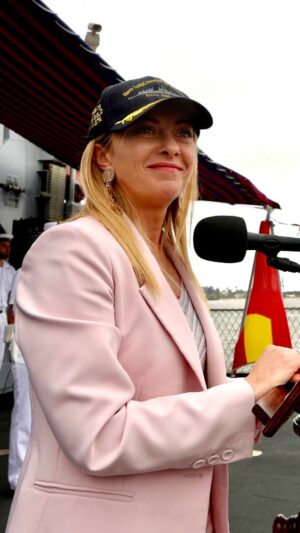 Giorgia Meloni Instagram - Un onore essere stata sul cacciatorpediniere della Marina Militare italiana “Durand de la Penne”, impegnato nell’operazione Ue Atalanta contro la pirateria e contro il traffico di armi e droga nelle acque del Corno d’Africa. Grazie per il vostro lavoro e per i rischi che correte per garantire sicurezza, pace, stabilità e libertà. L’Italia è orgogliosa di voi.
