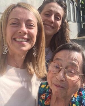 Giorgia Meloni Instagram - Oggi celebriamo la Festa dei Nonni, un'occasione speciale per onorare le colonne portanti di ogni famiglia e società.

I nonni sono tesori viventi, custodi delle tradizioni e delle esperienze che ci hanno preceduto. Sono modelli di saggezza e affetto, una fonte di ispirazione per le generazioni future.

In questo giorno speciale, rendiamo omaggio a tutti i nonni, passati e presenti, con gratitudine e affetto. 

E voglio dire alla mia nonna, Maria, che mi manca. Mi mancano i suoi detti, la sua saggezza, le sue dita deformate dal lavoro, la sua ironia allegra e amara allo stesso tempo, quegli occhi ancora da bambina segnati dal tempo. Mi manca tutto nonna, ti voglio tanto bene e non smetterò mai di ringraziarti. 

Felice Festa a tutti i nonni!