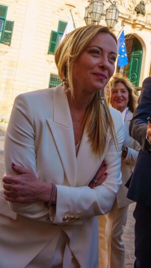 Giorgia Meloni Instagram - Finanziamenti alle ONG? Ogni Nazione si assuma la responsabilità delle proprie scelte in tema di immigrazione. Noi chiediamo che i migranti trasportati da una nave ONG debbano essere accolti dallo Stato di bandiera di quella nave. Perché non si può fare la solidarietà con i confini degli altri.