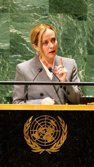 Giorgia Meloni Instagram - È dovere di tutte le Nazioni che hanno a cuore la dignità della persona umana dichiarare una guerra globale e senza sconti ai trafficanti di esseri umani: questo è il messaggio che ho voluto mandare durante il mio intervento all’Assemblea Generale delle Nazioni Unite.