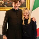 Giorgia Meloni Instagram - Orgogliosa di aver ricevuto oggi a Palazzo Chigi don Antonio Coluccia, il sacerdote aggredito ieri a Tor Bella Monaca a Roma. A nome del Governo ho voluto esprimergli la massima solidarietà e il pieno sostegno per l'infaticabile impegno nel condurre le sue battaglie quotidiane contro la criminalità organizzata, lo spaccio di droghe e l'illegalità. A lui tutta la nostra gratitudine.