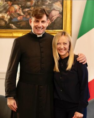 Giorgia Meloni Instagram - Orgogliosa di aver ricevuto oggi a Palazzo Chigi don Antonio Coluccia, il sacerdote aggredito ieri a Tor Bella Monaca a Roma. A nome del Governo ho voluto esprimergli la massima solidarietà e il pieno sostegno per l'infaticabile impegno nel condurre le sue battaglie quotidiane contro la criminalità organizzata, lo spaccio di droghe e l'illegalità. A lui tutta la nostra gratitudine.