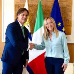 Giorgia Meloni Instagram - A Bruxelles ho incontrato il Presidente della Repubblica orientale dell'Uruguay @luislacallepou con il quale abbiamo dialogato dei rapporti tra le nostre Nazioni, discusso delle prospettive di collaborazione bilaterale e confermato la comune volontà di rafforzare il partenariato italo-uruguaiano. #EUCELACSummit