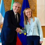 Giorgia Meloni Instagram - A margine dei lavori dell'#EUCELACSummit ho avuto un incontro con il Presidente della Repubblica argentina, Alberto Fernandez. Al centro del cordiale bilaterale i rapporti tra Roma e Buenos Aires e le nuove opportunità economiche nel settore delle materie prime e dell'energia.
