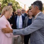 Giorgia Meloni Instagram - Oggi, a Palermo, è stato un onore ricevere la litografia di Paolo Borsellino da parte della sua famiglia - che ringrazio di cuore - in questa giornata dedicata alla sua memoria. E grazie a Maria Falcone, sorella del giudice Giovanni, per la sua umanità. Per non dimenticare i nostri eroi caduti nella lotta alla criminalità organizzata. Mai.
