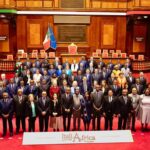Giorgia Meloni Instagram - Il Vertice Italia-Africa è il primo appuntamento internazionale che l’Italia ospita da quando ha assunto la Presidenza del G7. L’obiettivo, di medio e lungo periodo, che ci siamo dati è quello di dimostrare che siamo consapevoli di quanto il destino dei nostri due continenti, Europa e Africa, sia interconnesso. E che possiamo crescere insieme. Vogliamo costruire una cooperazione da pari a pari, nella quale l’Europa deve rifiutare l’approccio paternalistico che ha spesso dimostrato, lontana da qualsiasi tentazione predatoria, ma anche da quell’impostazione “caritatevole” che mal si concilia con le sue straordinarie potenzialità di sviluppo del Continente. Enrico Mattei amava dire che “l’ingegno è vedere possibilità dove gli altri non ne vedono”. Da quest’intuizione vogliamo ripartire per scrivere una pagina nuova nelle nostre relazioni. Il Piano Mattei che presentiamo oggi si basa su questi pilastri: istruzione e formazione, salute, agricoltura, acqua ed energia. È un piano ambizioso ma estremanente concreto, che partirà da progetti pilota in alcune Nazioni africane per poi estendersi al resto del Continente. Un Piano di interventi con il quale vogliamo dare il nostro contributo a liberare le energie africane, anche per garantire alle giovani generazioni africane un diritto che finora è stato negato: il diritto a non dover essere costretto a emigrare e a recidere le proprie radici. L’Africa è un Continente ricco di risorse, umane e strategiche, che può e deve stupire.