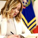 Giorgia Meloni Instagram - Come promesso abbiamo approvato oggi un decreto legislativo attuativo del Patto per la Terza Età: è una riforma di cui andiamo orgogliosi e che l’Italia aspettava da più di 20 anni, solo una tappa di un percorso che andrà avanti per tutta la Legislatura. Con più di 1 miliardo di euro in due anni e l’avvio della sperimentazione di una prestazione universale che consentirà di aumentare di oltre il 200% l’assegno di accompagnamento degli anziani più fragili e bisognosi, diamo finalmente risposte concrete ai bisogni dei nostri oltre 14 milioni di anziani, ai non autosufficienti e alle loro famiglie. Il Governo ha lavorato fin dal suo insediamento a una riforma strutturale delle politiche in favore della terza età consapevoli che gli anziani rappresentano la storia di questa Nazione. Ringrazio tutti i Ministeri per il lavoro corale che è stato fatto e che ci consente di varare una nuova governance nazionale delle politiche per le persone anziane.