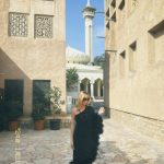Giovanna Chaves Instagram - Bom dia, Brasil! Que delícia tão sendo os dias por aqui. Dubai também é história e tradição. Hoje foi dia de conhecer o Ah Fahid, foi uma viagem ao passado de Dubai. É um pequeno distrito de ruas e edifícios históricos, alguns dos mais antigos da cidade. ————————- mostrei tudo nos stories! Obrigada @es_dubai @es_explorer pelo passeio e minha agência de intercâmbio @nci.intercambio que organiza tudo para mim 💛 vocês estão sendo essenciais nessa viagem. #diariodeintercambio #fy #intercambio #dubai Old City dubai