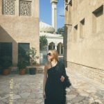 Giovanna Chaves Instagram - Bom dia, Brasil! Que delícia tão sendo os dias por aqui. Dubai também é história e tradição. Hoje foi dia de conhecer o Ah Fahid, foi uma viagem ao passado de Dubai. É um pequeno distrito de ruas e edifícios históricos, alguns dos mais antigos da cidade. ————————- mostrei tudo nos stories! Obrigada @es_dubai @es_explorer pelo passeio e minha agência de intercâmbio @nci.intercambio que organiza tudo para mim 💛 vocês estão sendo essenciais nessa viagem. #diariodeintercambio #fy #intercambio #dubai Old City dubai