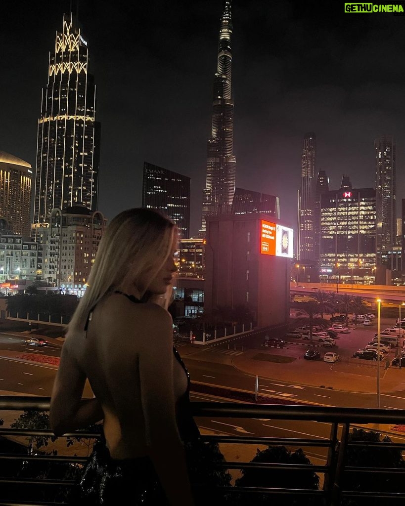 Giovanna Chaves Instagram - Brasil 💛✨ vim em um restaurante brasileiro hoje aqui em Dubai, estava com saudades de comer feijoada hahaha arrasta para o lado que compartilhei um pouco da minha noite. @fogodechaouae Dubai, UAE - دبي ألاِمارات