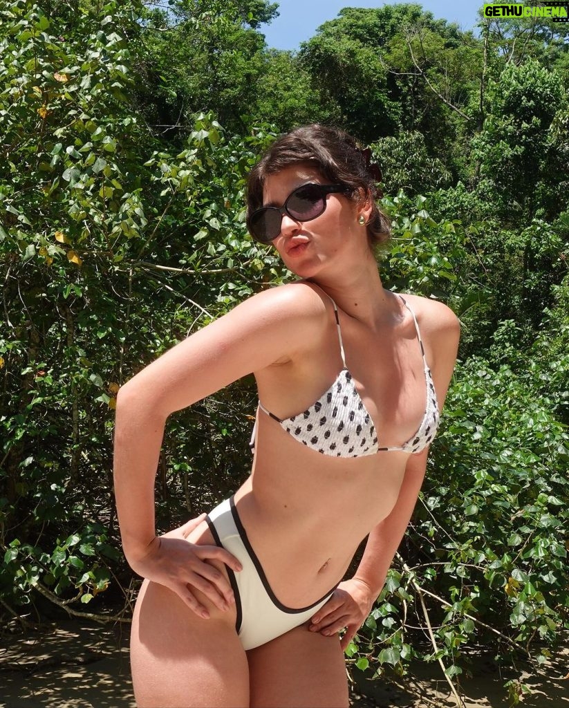 Giovanna Grigio Instagram - só pra fingir q eu tô feliz na praia dando fechos e lacres (e não passando calor no trânsito 🤍)