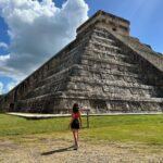 Giovanna Grigio Instagram - Fui a Chichén Itzá e Cobá, conheci os cenotes, aprendi sobre a cultura maya, encontrei pessoas especiais e me conectei com a espiritualidade, tudo isso na melhor companhia (te amo irmã @gabimedvedovski ) e com a ajuda da @outsidertours que nos ajudou a organizar a viagem de férias que a gente queria (e precisava)! Gracias a todos de La península de Yucatán por recibirnos con tanto cariño y cuidado, ojalá regresemos pronto! 🤍 Chichén-Itzá