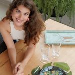 Giovanna Grigio Instagram - quantas lembranças lindas cabem em volta de uma mesa? esse ano estreamos a nossa área gourmet num dia especial: meu aniversário! 🤍 e também realizamos o sonho de ter essa mesa da @tree.brasil ! Ela é de madeira de demolição, linda, chique, e cheia de espaço pra gente viver nossos momentos especiais! Mesa e bancos demolição: @tree.brasil Gestão de Projetos: @jackiebritto @modacom__ Projeto: @steinruiz Reforma: @2rconstrucaoereforma Fotos: @brescianifotoarq