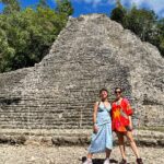Giovanna Grigio Instagram - Fui a Chichén Itzá e Cobá, conheci os cenotes, aprendi sobre a cultura maya, encontrei pessoas especiais e me conectei com a espiritualidade, tudo isso na melhor companhia (te amo irmã @gabimedvedovski ) e com a ajuda da @outsidertours que nos ajudou a organizar a viagem de férias que a gente queria (e precisava)! Gracias a todos de La península de Yucatán por recibirnos con tanto cariño y cuidado, ojalá regresemos pronto! 🤍 Chichén-Itzá