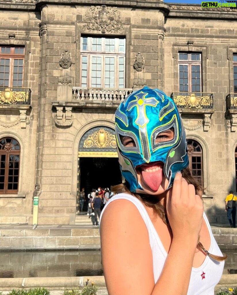 Giovanna Grigio Instagram - La Reina Misterio es la mejor versión de mi que ya he conocido 🦋 . . . A Rainha Mistério é a melhor versão de mim que eu já conheci 🦋 Mexico City, Mexico