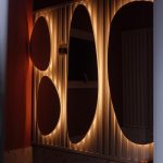 Giovanna Grigio Instagram - se tem uma coisa que eu aprendi fazendo a decoração da casa nova, foi que a iluminação é a parte mais importante na hora de trazer vida aos ambientes. A @nordecoroficial foi responsável por toda a iluminação de casa, nem couberam todos os detalhes lindos aqui, porque são muitos! Eu sempre curti mais uma iluminação quente e estávamos atrás de um design descolado! E com certeza ficou tudo do jeitinho que a gente queria 💛 Iluminação: @nordecoroficial Gestão de Projetos: @jackiebritto @modacom__ Projeto: @steinruiz Reforma: @2rconstrucaoereforma